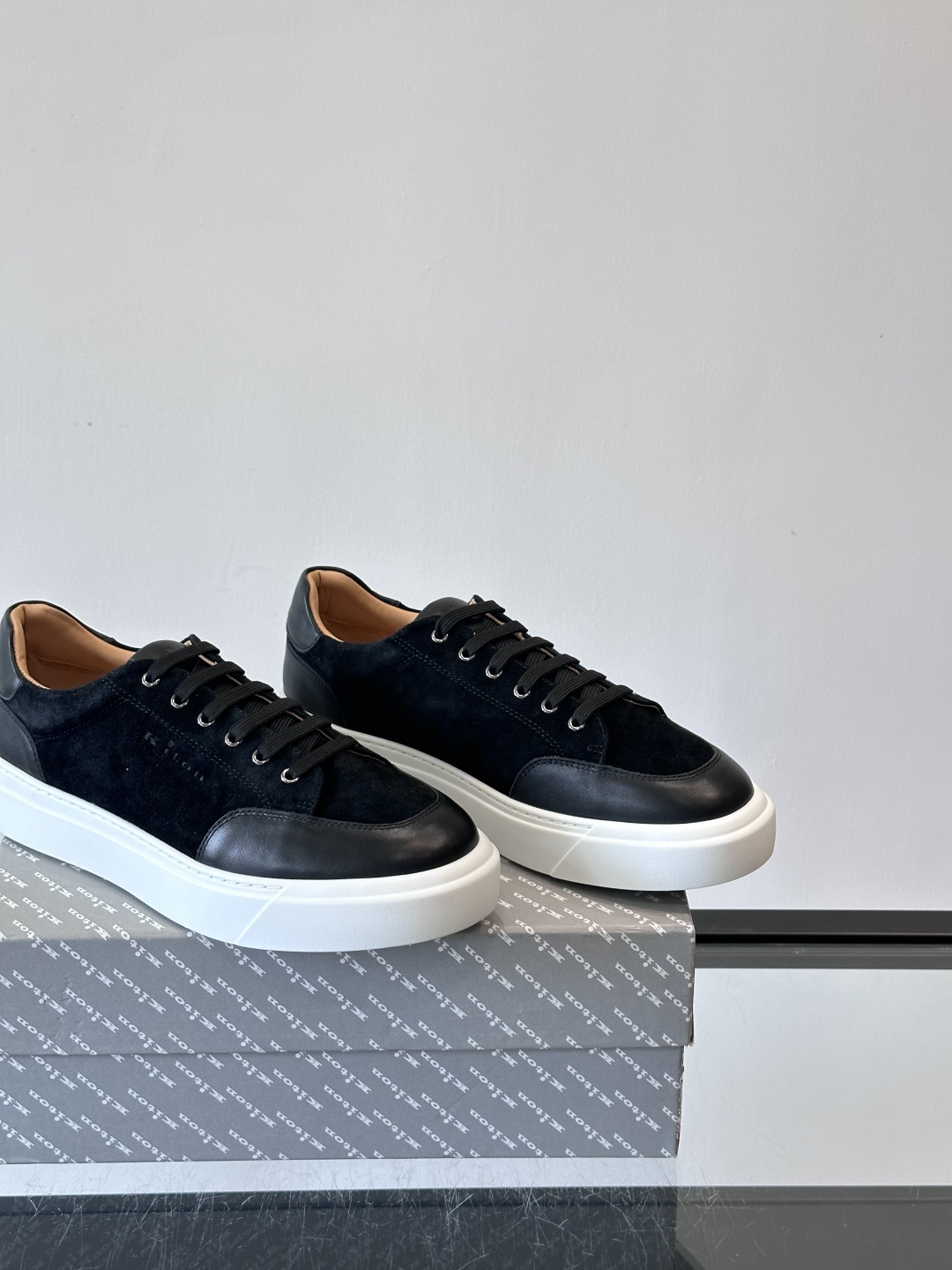 Kiton这款男士休闲鞋，采用麂皮与牛皮拼接，低调又有质感。内里和垫脚都是小牛皮，缝合精细，穿着超舒适 