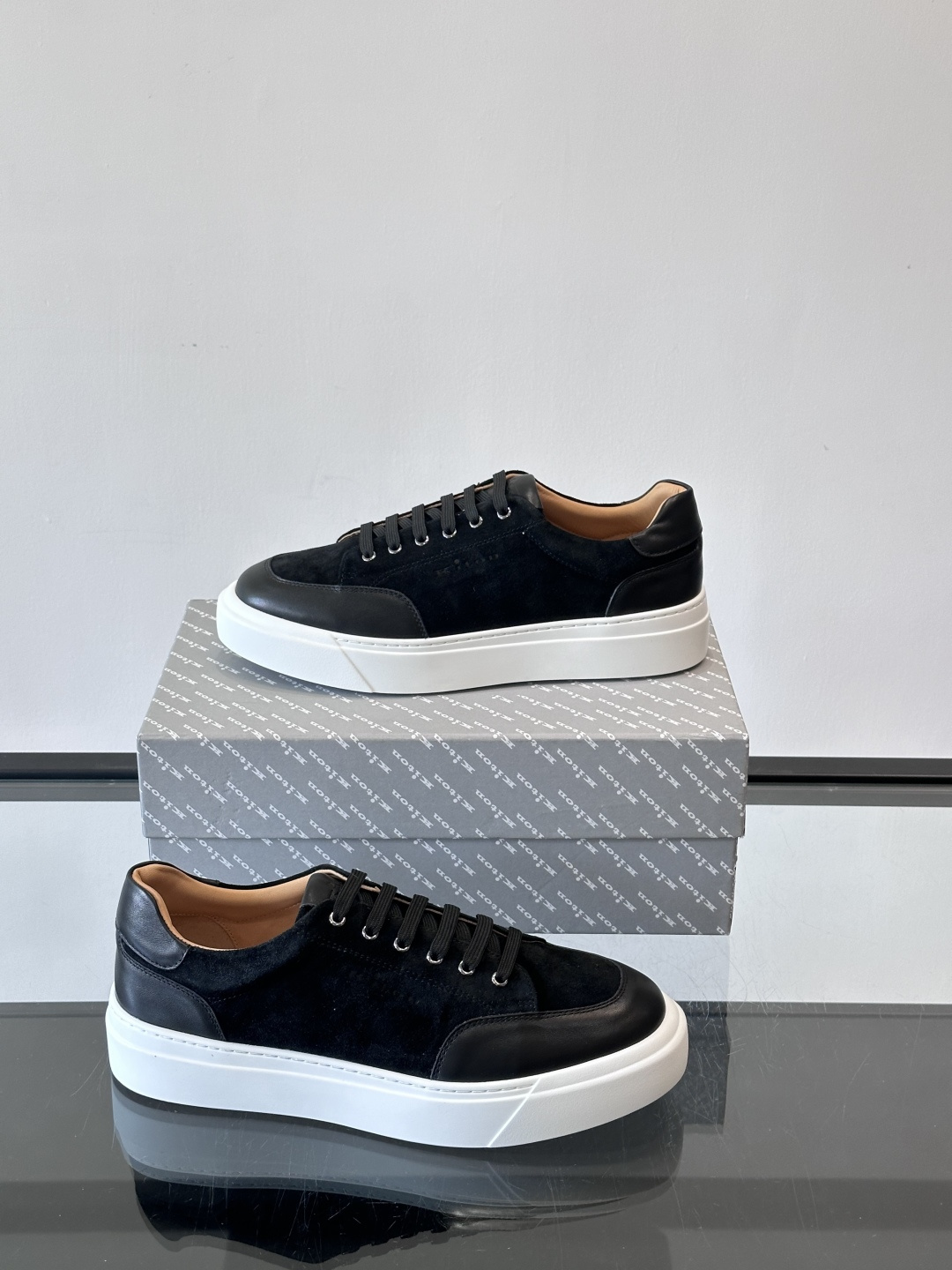 Kiton这款男士休闲鞋，采用麂皮与牛皮拼接，低调又有质感。内里和垫脚都是小牛皮，缝合精细，穿着超舒适 