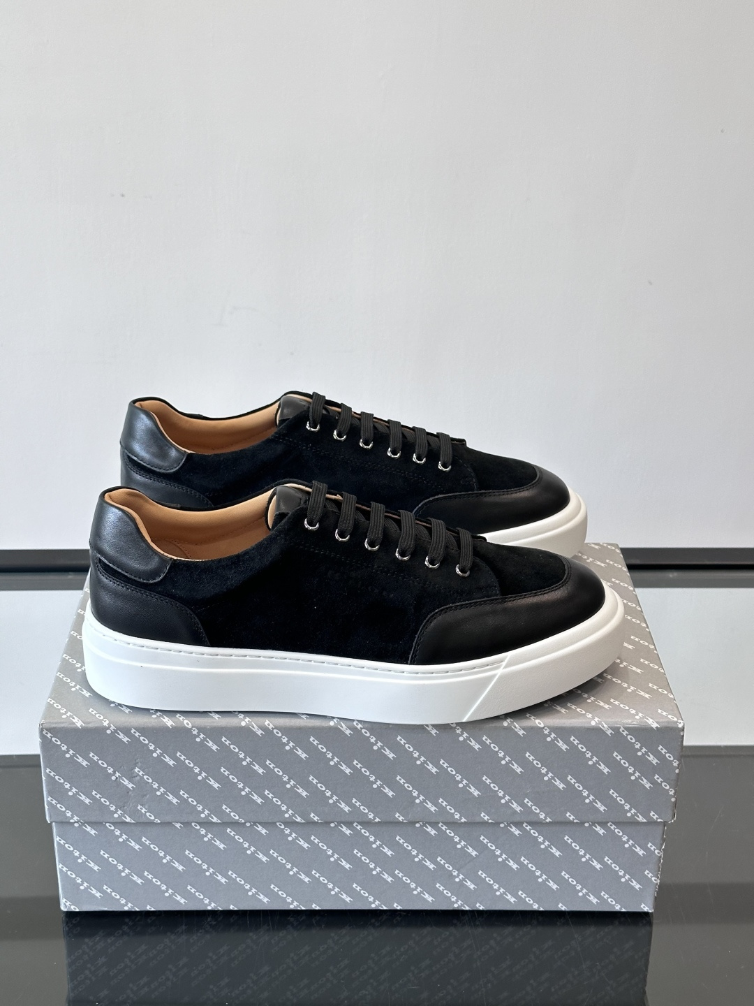 Kiton这款男士休闲鞋，采用麂皮与牛皮拼接，低调又有质感。内里和垫脚都是小牛皮，缝合精细，穿着超舒适 