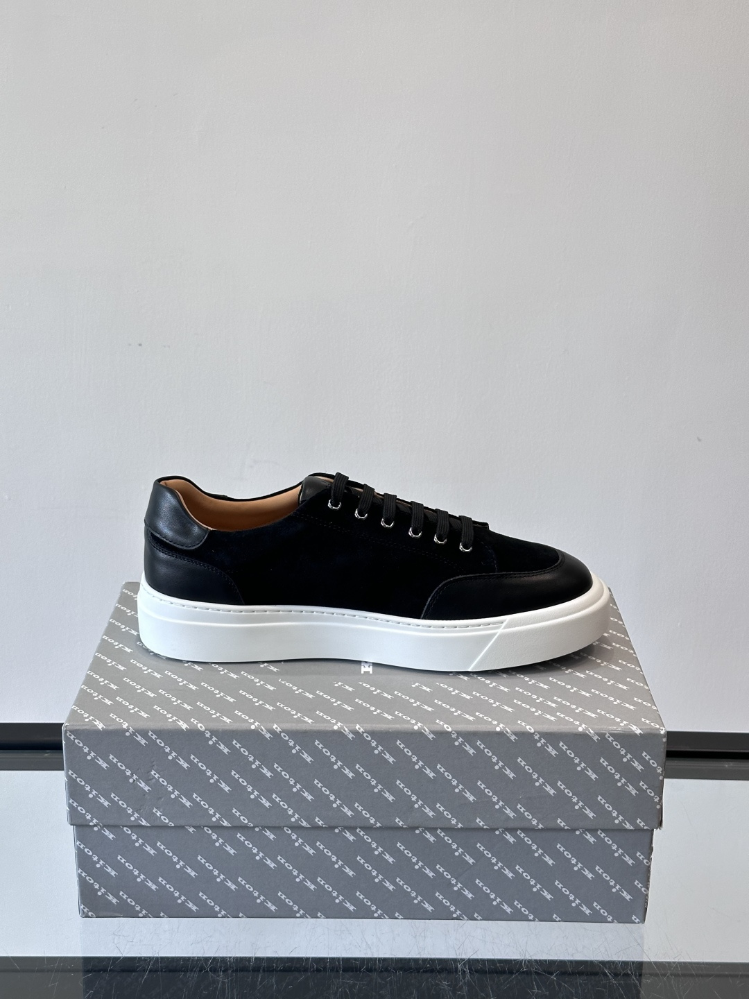 Kiton这款男士休闲鞋，采用麂皮与牛皮拼接，低调又有质感。内里和垫脚都是小牛皮，缝合精细，穿着超舒适 