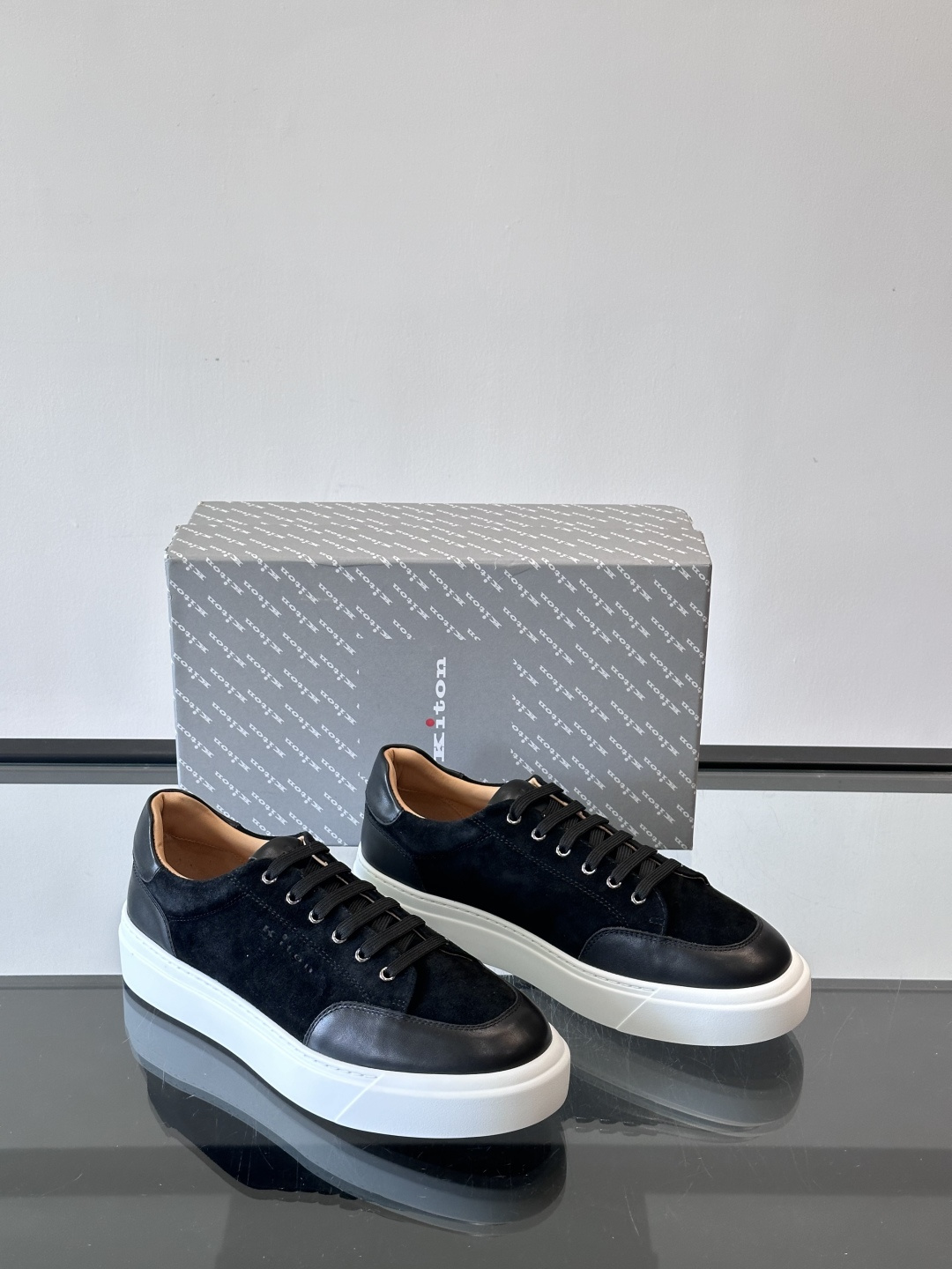 Kiton这款男士休闲鞋，采用麂皮与牛皮拼接，低调又有质感。内里和垫脚都是小牛皮，缝合精细，穿着超舒适 