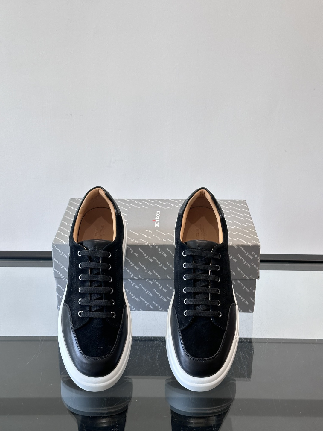 Kiton这款男士休闲鞋，采用麂皮与牛皮拼接，低调又有质感。内里和垫脚都是小牛皮，缝合精细，穿着超舒适 