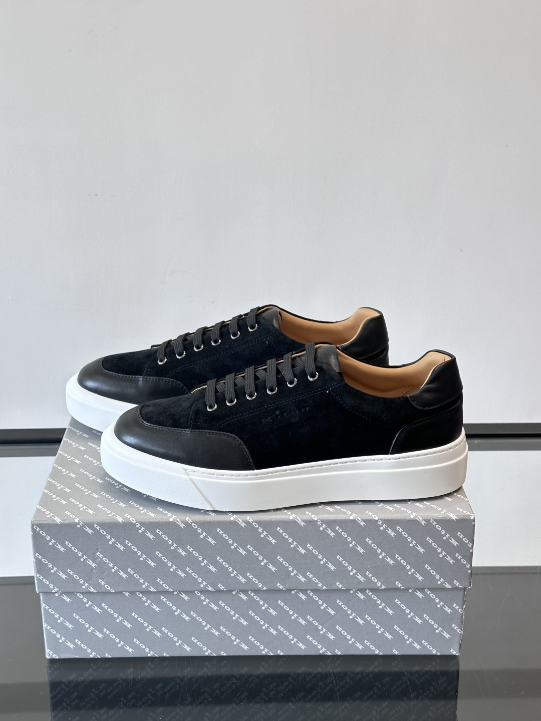 Kiton这款男士休闲鞋，采用麂皮与牛皮拼接，低调又有质感。内里和垫脚都是小牛皮，缝合精细，穿着超舒适 