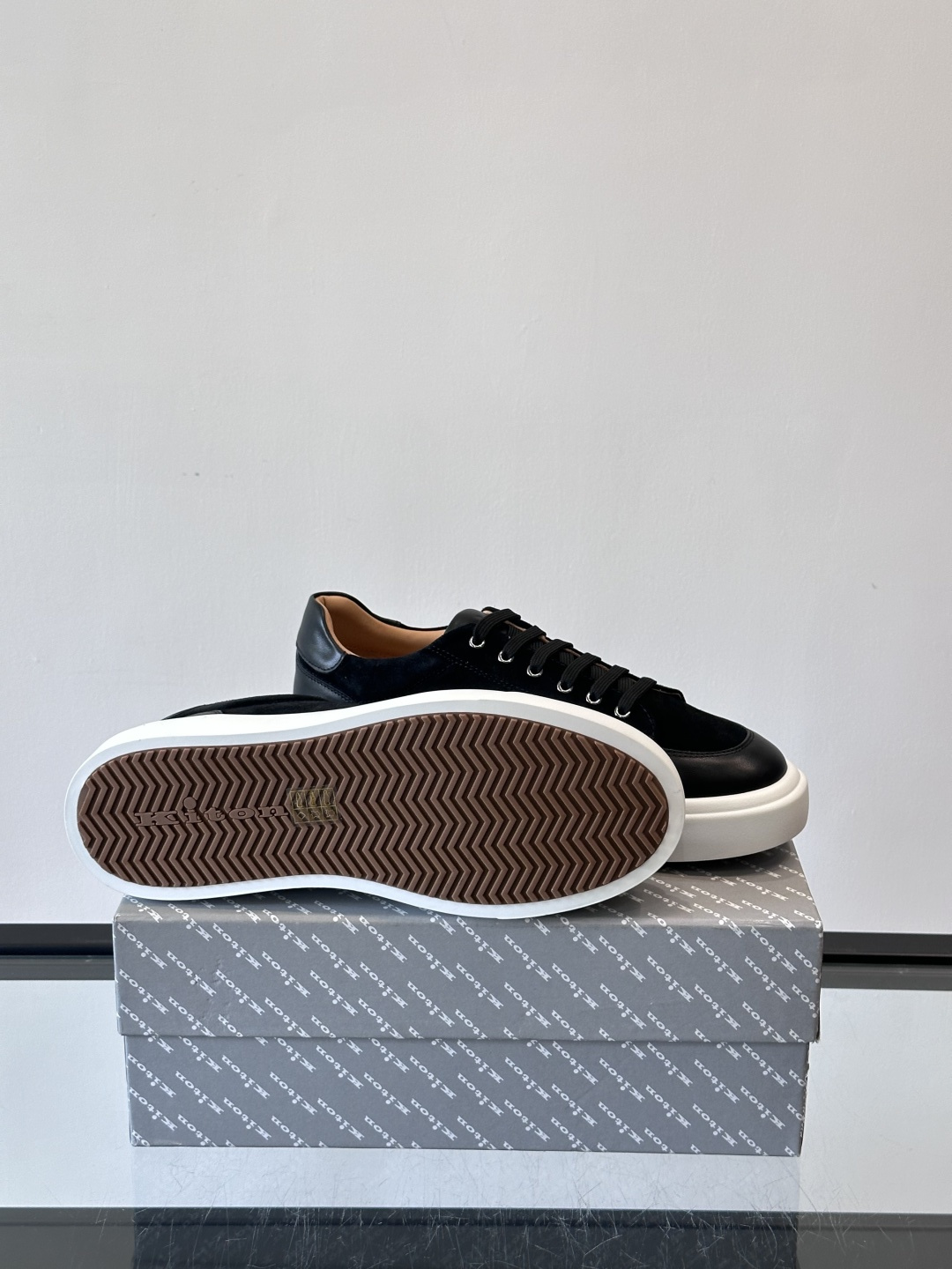 Kiton这款男士休闲鞋，采用麂皮与牛皮拼接，低调又有质感。内里和垫脚都是小牛皮，缝合精细，穿着超舒适 