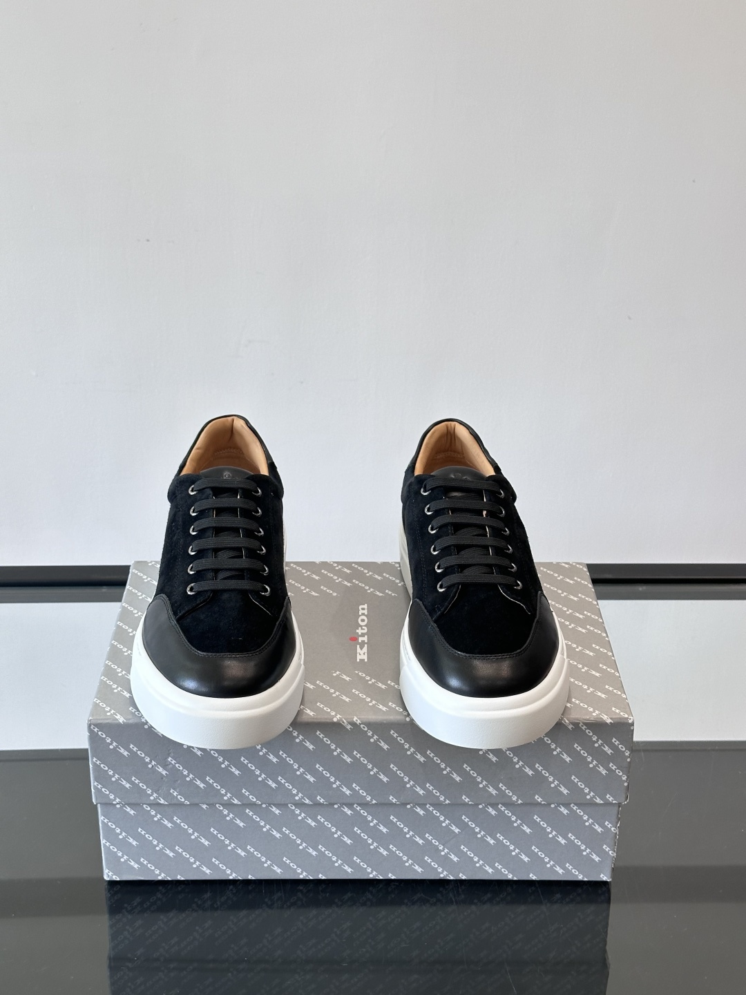 Kiton这款男士休闲鞋，采用麂皮与牛皮拼接，低调又有质感。内里和垫脚都是小牛皮，缝合精细，穿着超舒适 