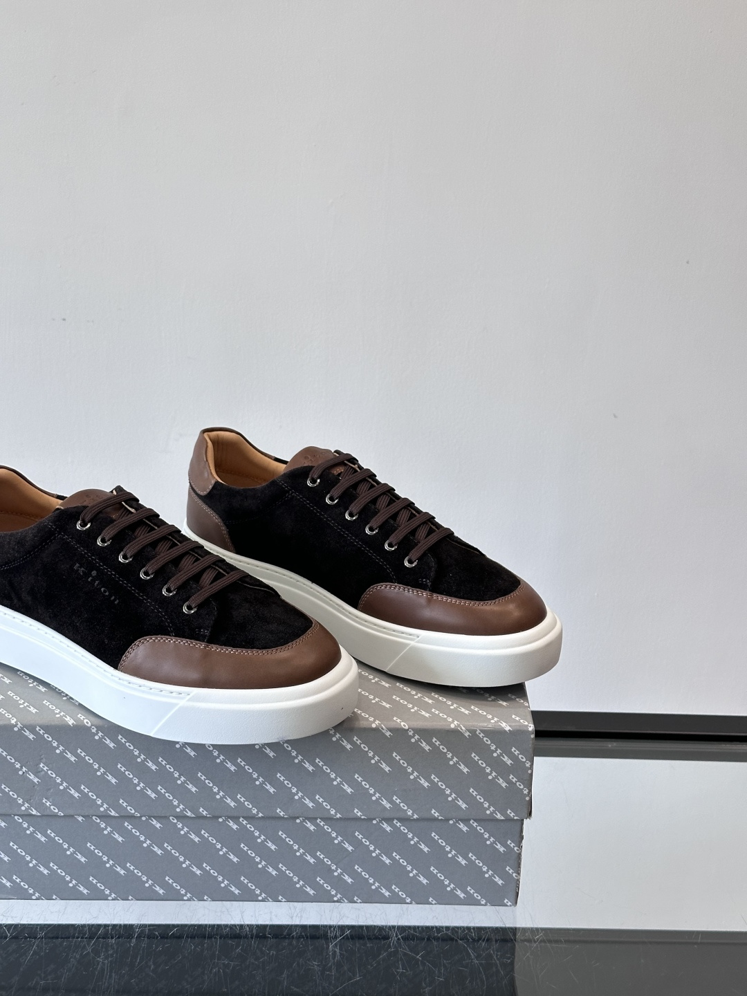 Kiton这款男士休闲鞋，采用麂皮与牛皮拼接，低调又有质感。内里和垫脚都是小牛皮，缝合精细，穿着超舒适 