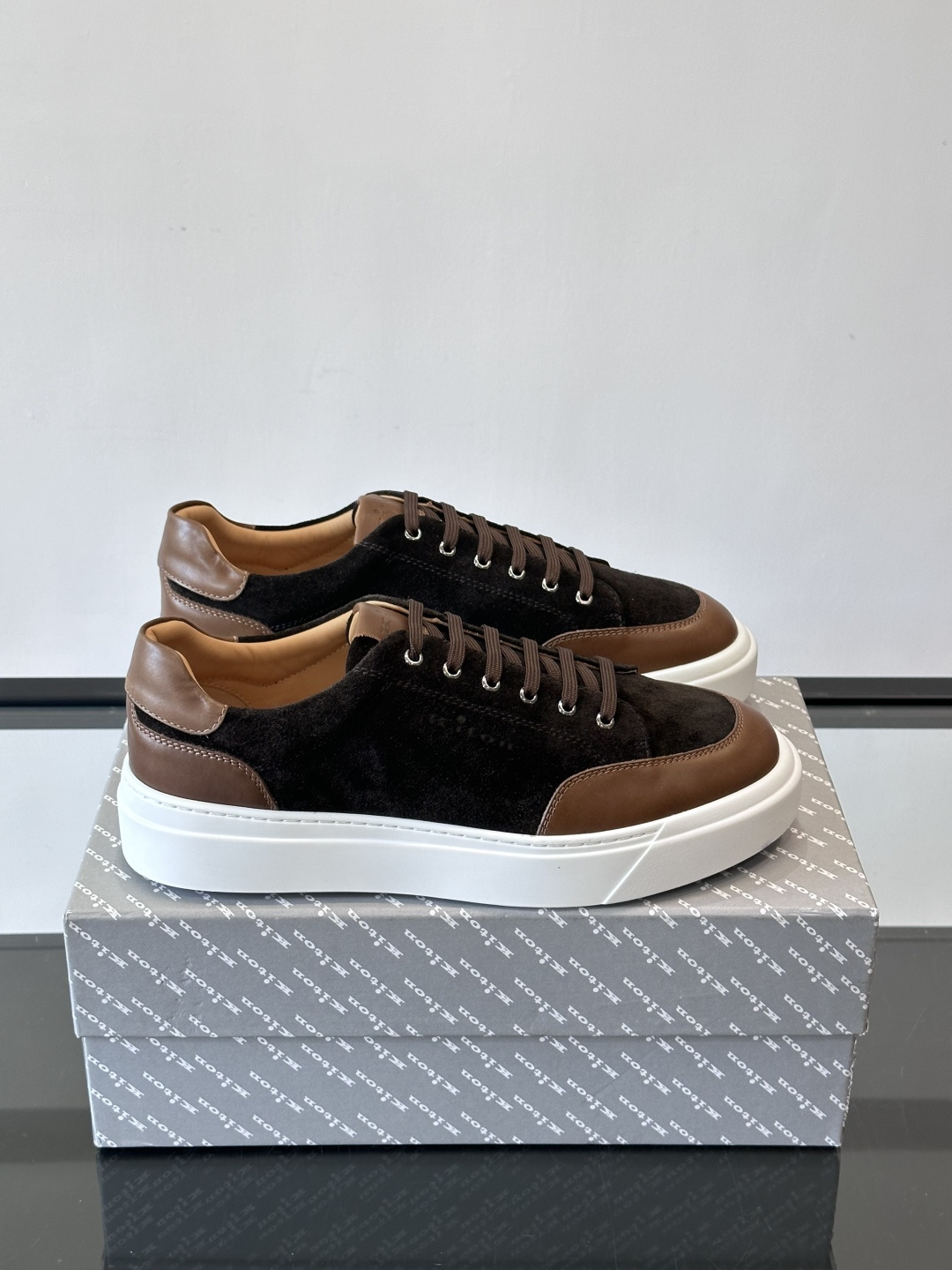 Kiton这款男士休闲鞋，采用麂皮与牛皮拼接，低调又有质感。内里和垫脚都是小牛皮，缝合精细，穿着超舒适 