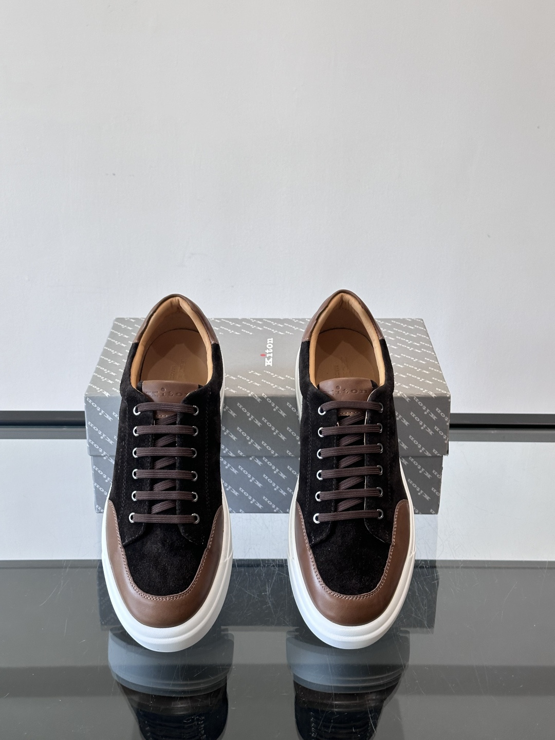 Kiton这款男士休闲鞋，采用麂皮与牛皮拼接，低调又有质感。内里和垫脚都是小牛皮，缝合精细，穿着超舒适 