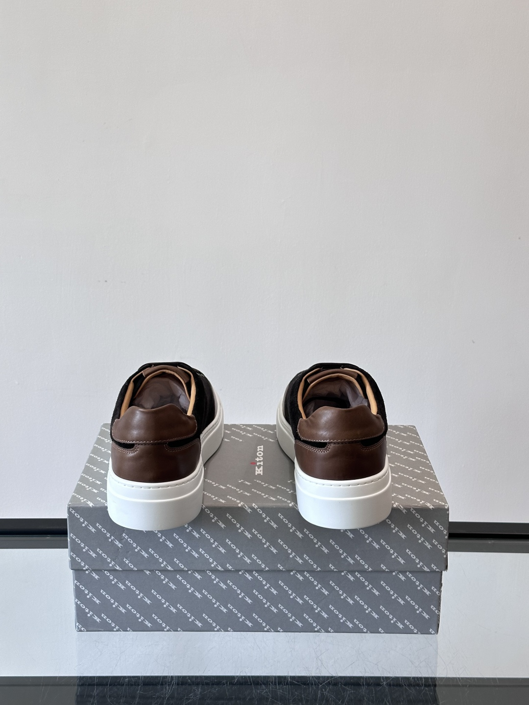 Kiton这款男士休闲鞋，采用麂皮与牛皮拼接，低调又有质感。内里和垫脚都是小牛皮，缝合精细，穿着超舒适 