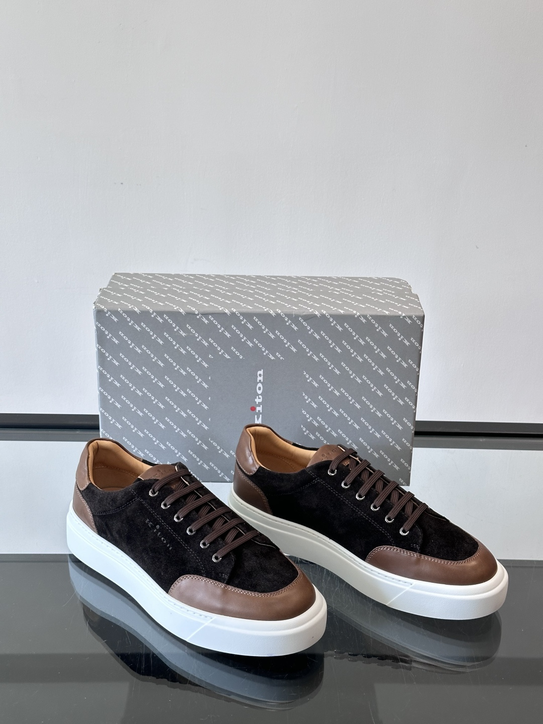 Kiton这款男士休闲鞋，采用麂皮与牛皮拼接，低调又有质感。内里和垫脚都是小牛皮，缝合精细，穿着超舒适 