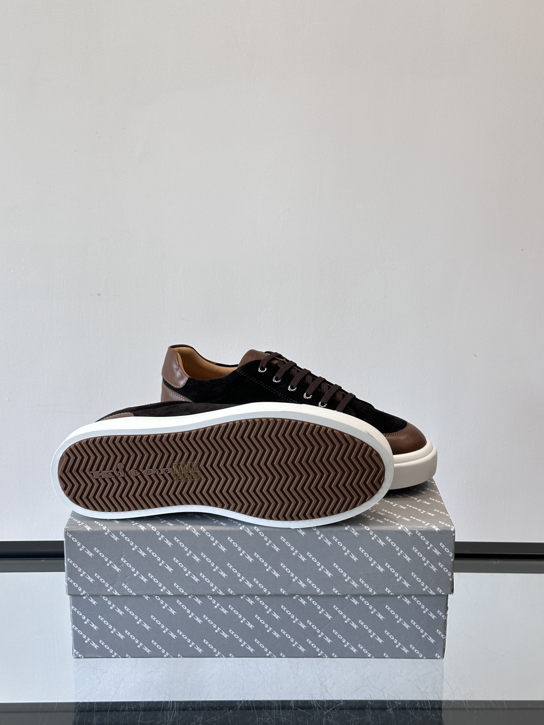 Kiton这款男士休闲鞋，采用麂皮与牛皮拼接，低调又有质感。内里和垫脚都是小牛皮，缝合精细，穿着超舒适 