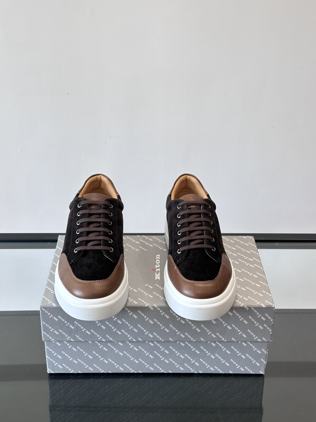 Kiton这款男士休闲鞋，采用麂皮与牛皮拼接，低调又有质感。内里和垫脚都是小牛皮，缝合精细，穿着超舒适 