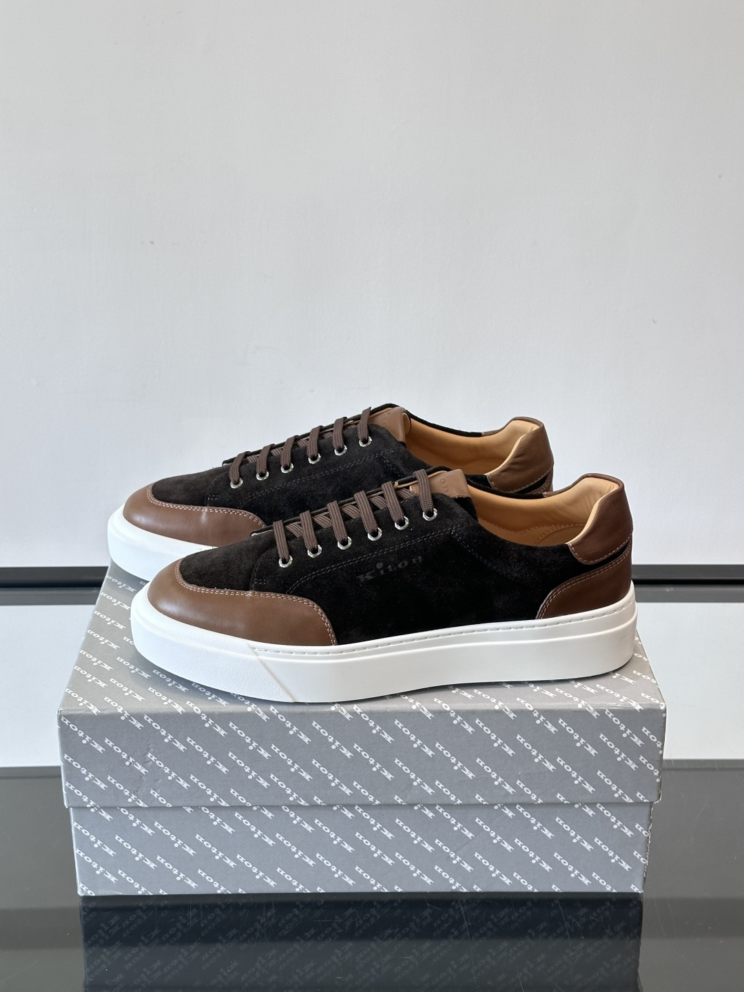 Kiton这款男士休闲鞋，采用麂皮与牛皮拼接，低调又有质感。内里和垫脚都是小牛皮，缝合精细，穿着超舒适 