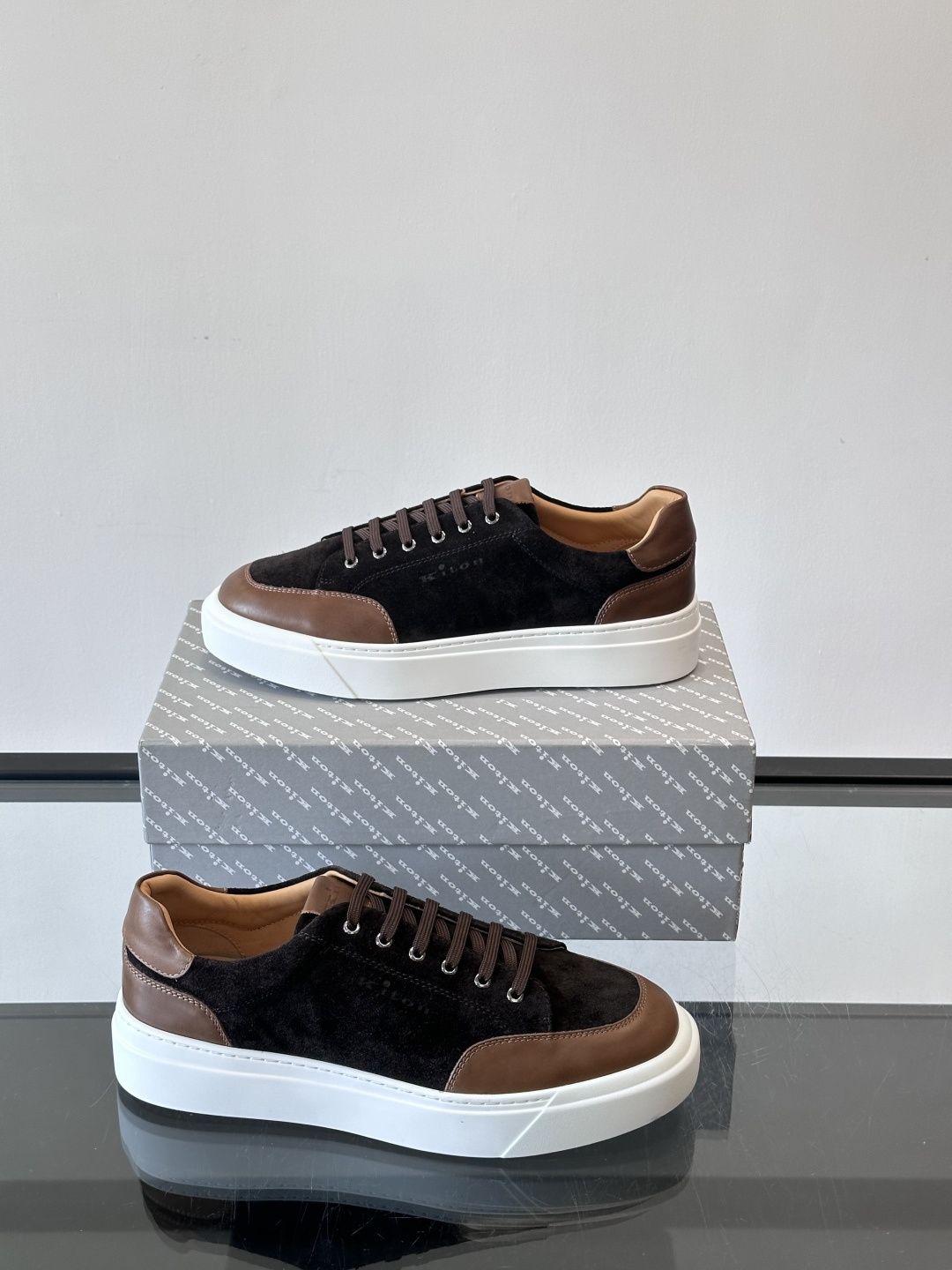 Kiton这款男士休闲鞋，采用麂皮与牛皮拼接，低调又有质感。内里和垫脚都是小牛皮，缝合精细，穿着超舒适 