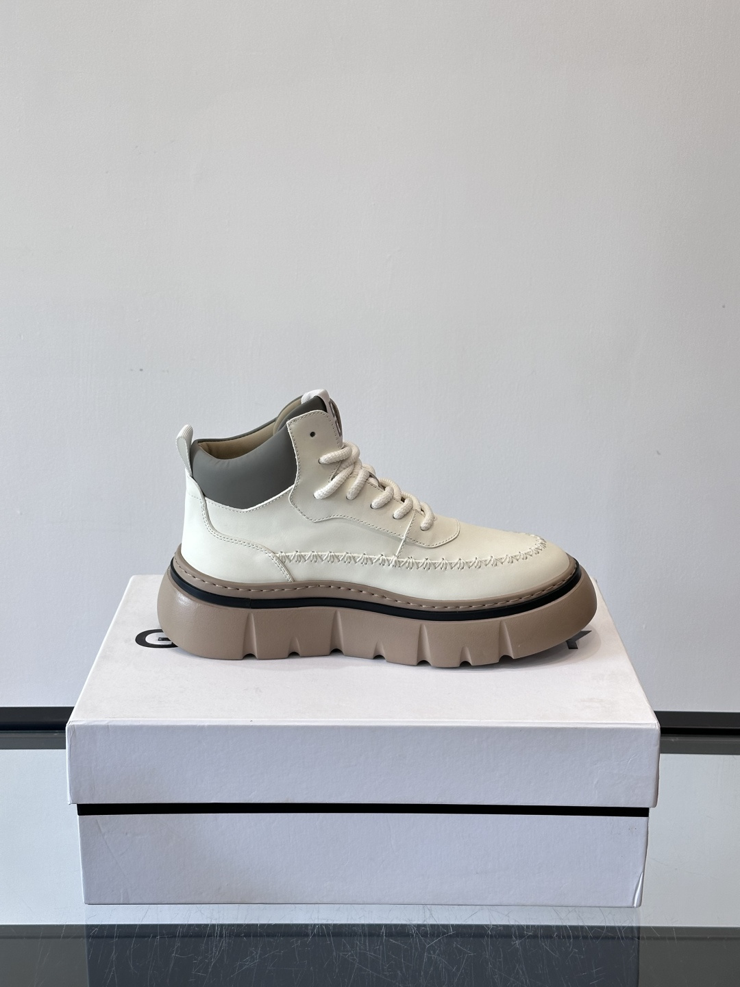 G纪梵希厚底系带鞋这双厚底系带鞋，采用优质皮革，鞋面有精致压纹，质感满分！厚实橡胶鞋底，防滑又舒适，走路