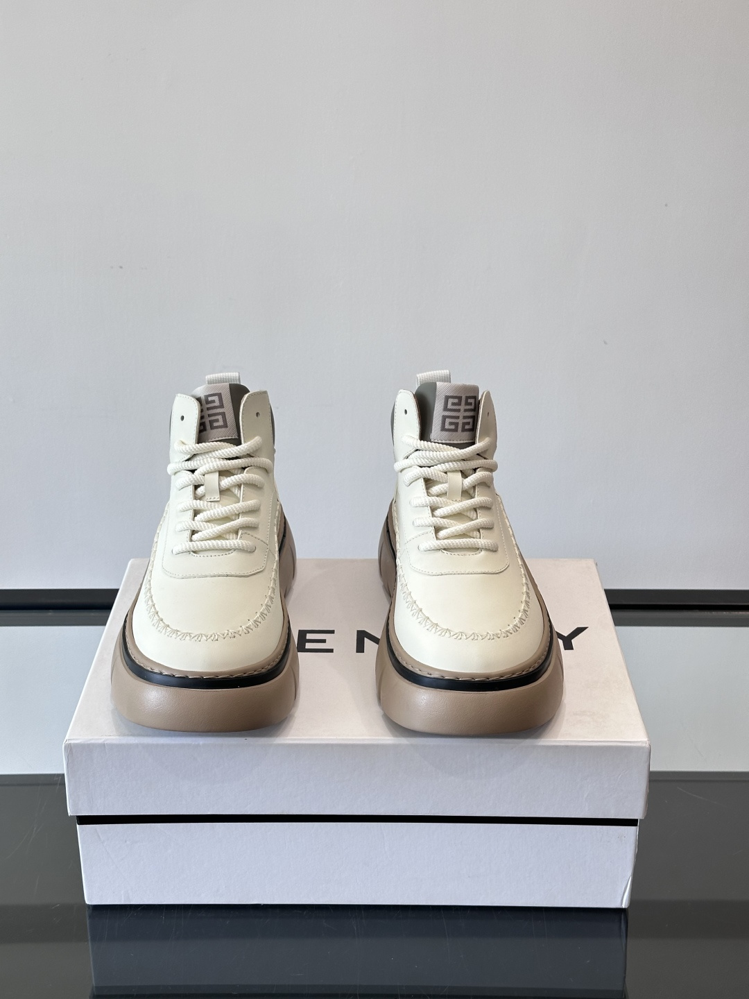 G纪梵希厚底系带鞋这双厚底系带鞋，采用优质皮革，鞋面有精致压纹，质感满分！厚实橡胶鞋底，防滑又舒适，走路