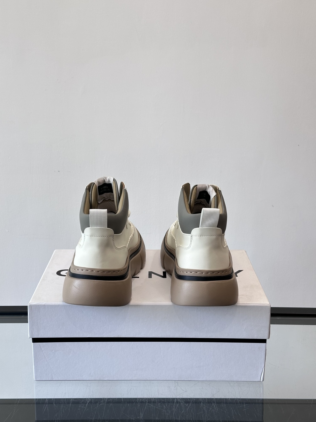 G纪梵希厚底系带鞋这双厚底系带鞋，采用优质皮革，鞋面有精致压纹，质感满分！厚实橡胶鞋底，防滑又舒适，走路