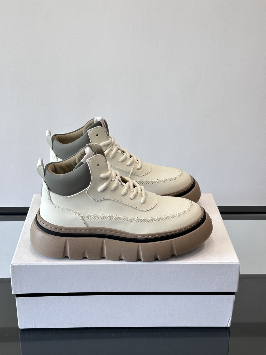 G纪梵希厚底系带鞋这双厚底系带鞋，采用优质皮革，鞋面有精致压纹，质感满分！厚实橡胶鞋底，防滑又舒适，走路