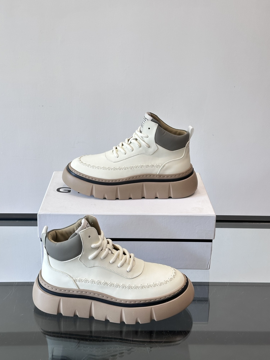 G纪梵希厚底系带鞋这双厚底系带鞋，采用优质皮革，鞋面有精致压纹，质感满分！厚实橡胶鞋底，防滑又舒适，走路