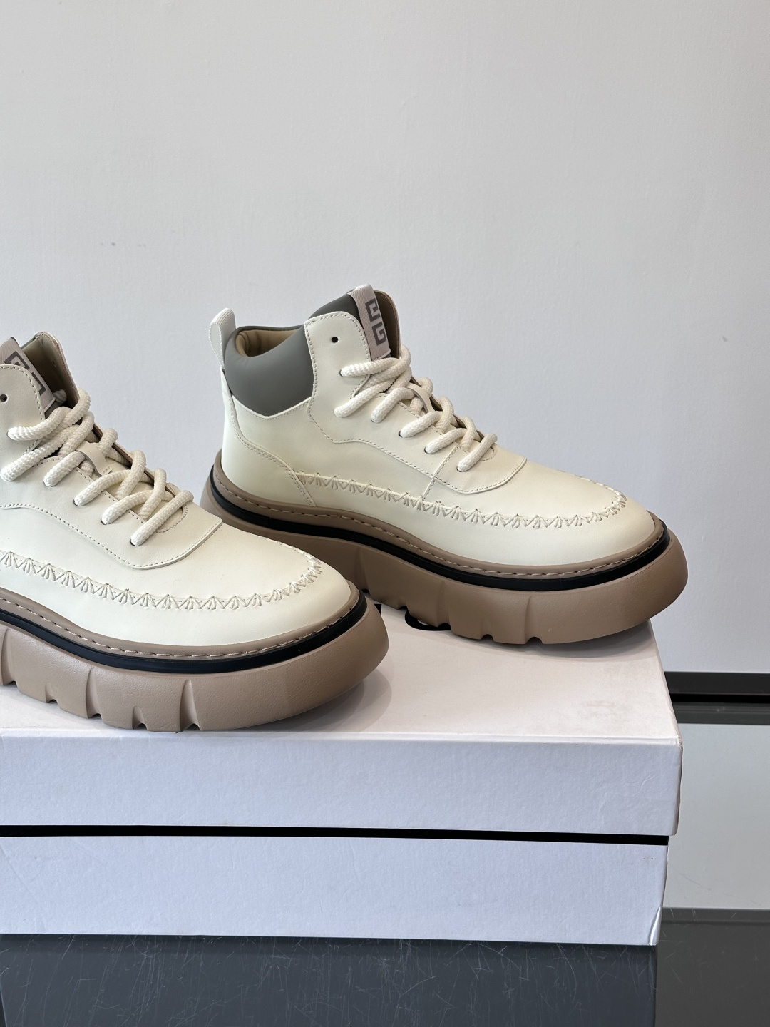 G纪梵希厚底系带鞋这双厚底系带鞋，采用优质皮革，鞋面有精致压纹，质感满分！厚实橡胶鞋底，防滑又舒适，走路