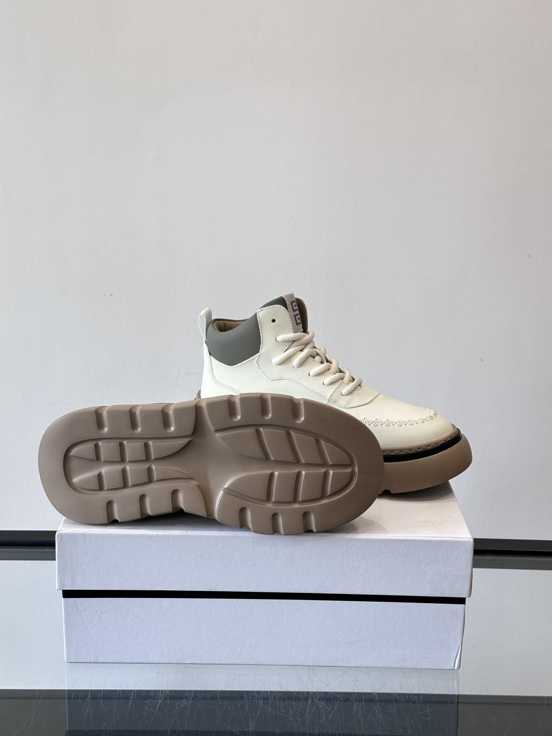 G纪梵希厚底系带鞋这双厚底系带鞋，采用优质皮革，鞋面有精致压纹，质感满分！厚实橡胶鞋底，防滑又舒适，走路