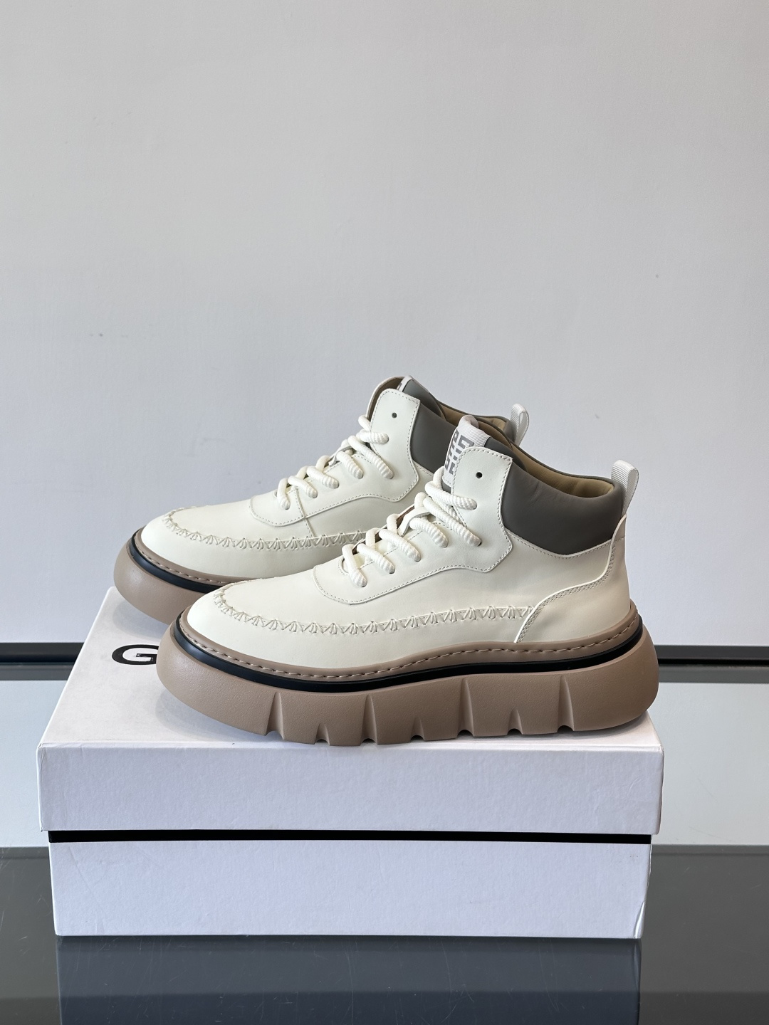 G纪梵希厚底系带鞋这双厚底系带鞋，采用优质皮革，鞋面有精致压纹，质感满分！厚实橡胶鞋底，防滑又舒适，走路