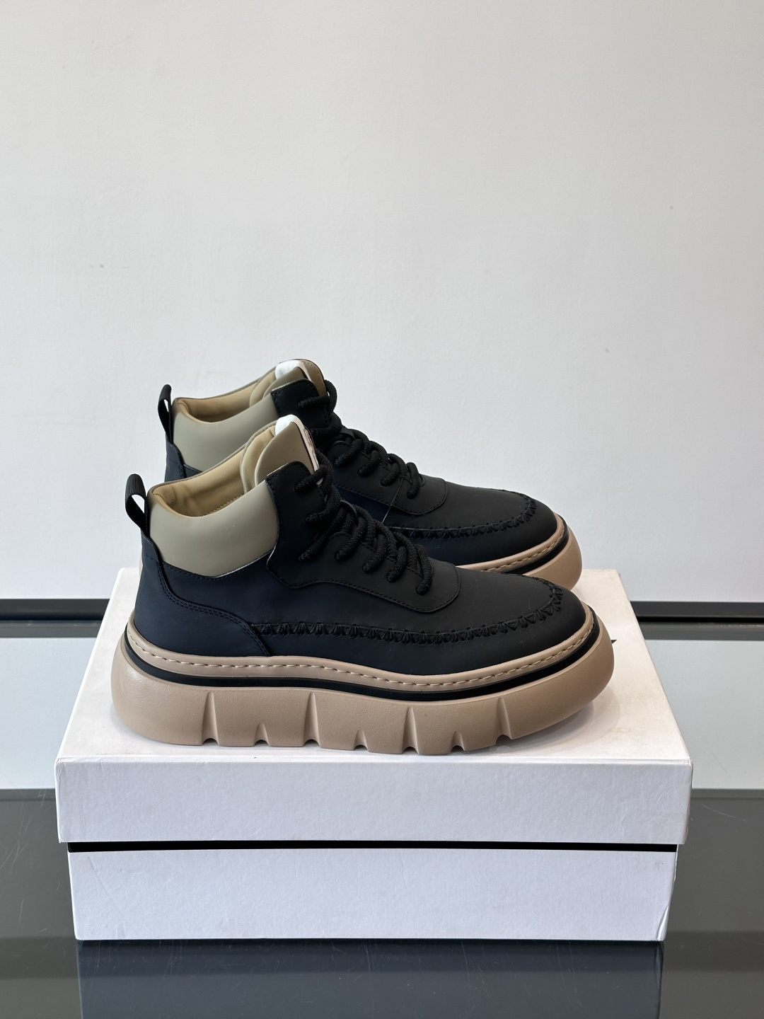 G纪梵希厚底系带鞋这双厚底系带鞋，采用优质皮革，鞋面有精致压纹，质感满分！厚实橡胶鞋底，防滑又舒适，走路