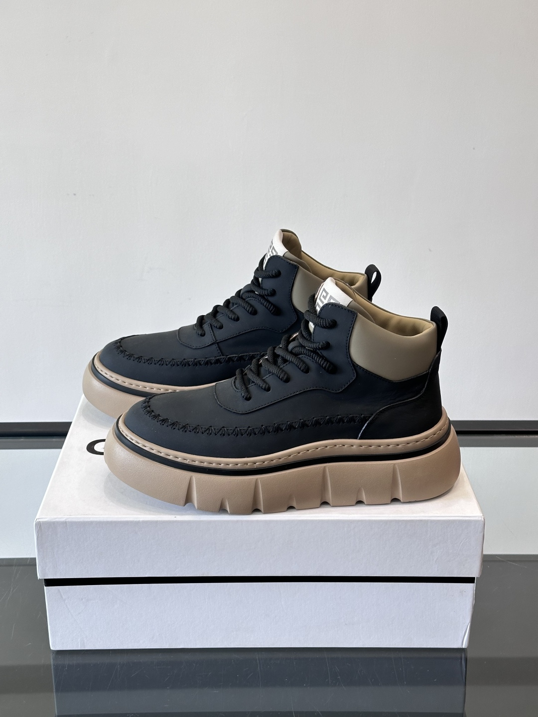 G纪梵希厚底系带鞋这双厚底系带鞋，采用优质皮革，鞋面有精致压纹，质感满分！厚实橡胶鞋底，防滑又舒适，走路