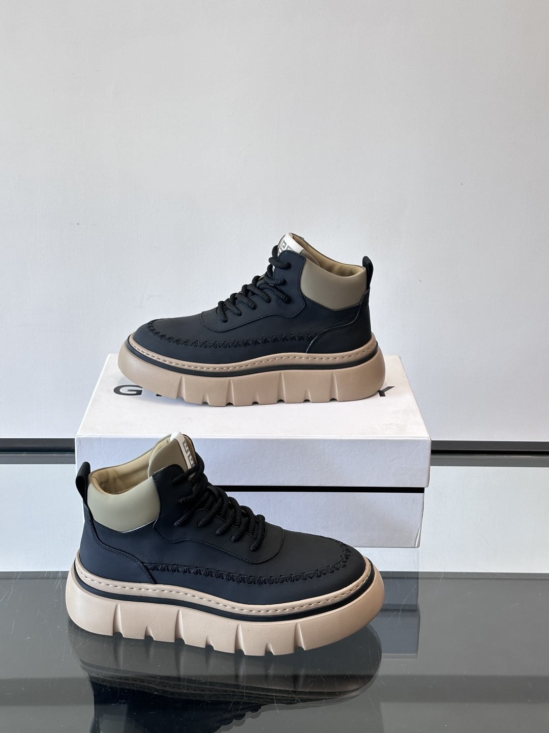 G纪梵希厚底系带鞋这双厚底系带鞋，采用优质皮革，鞋面有精致压纹，质感满分！厚实橡胶鞋底，防滑又舒适，走路