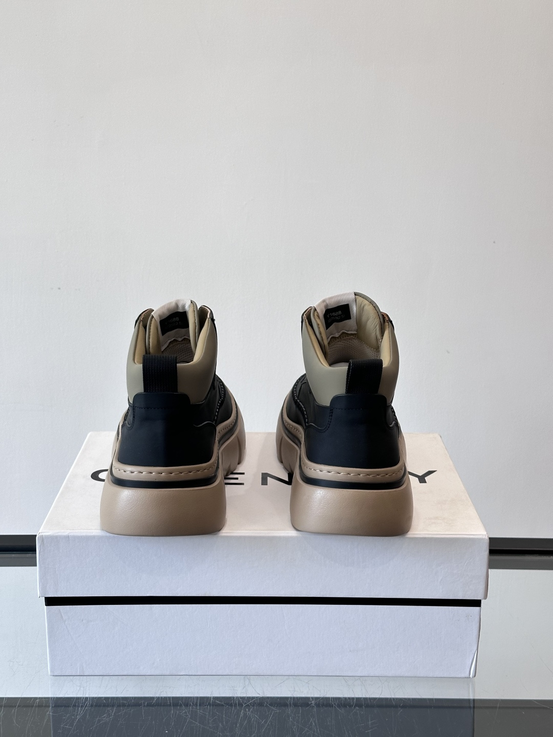 G纪梵希厚底系带鞋这双厚底系带鞋，采用优质皮革，鞋面有精致压纹，质感满分！厚实橡胶鞋底，防滑又舒适，走路