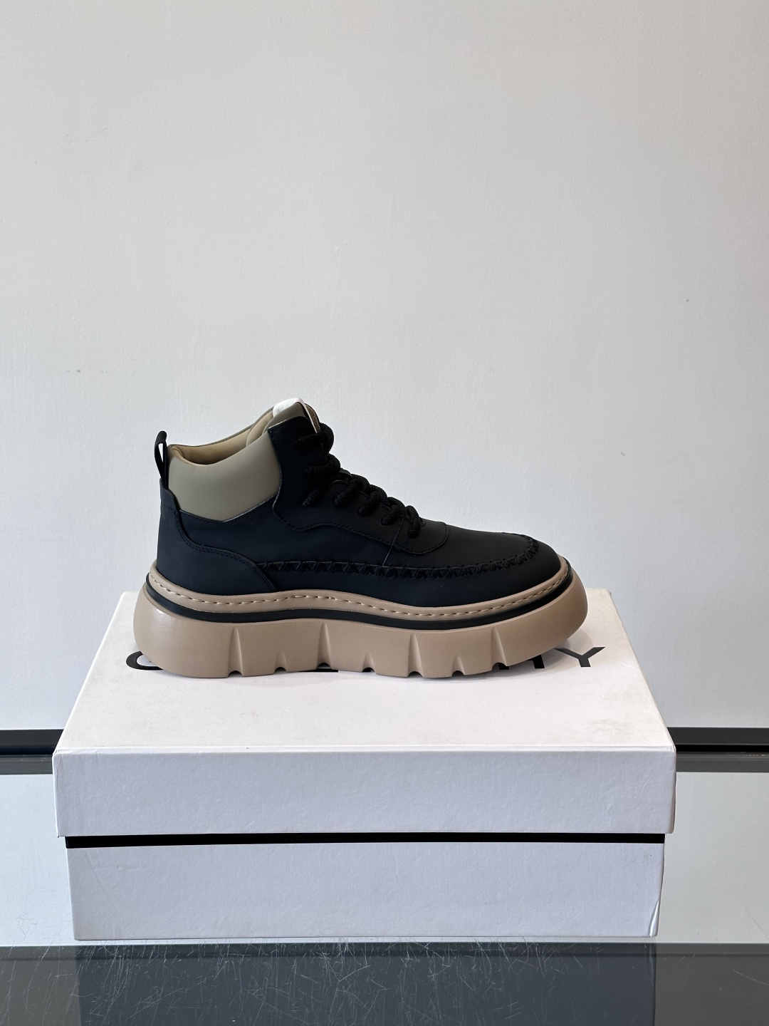 G纪梵希厚底系带鞋这双厚底系带鞋，采用优质皮革，鞋面有精致压纹，质感满分！厚实橡胶鞋底，防滑又舒适，走路