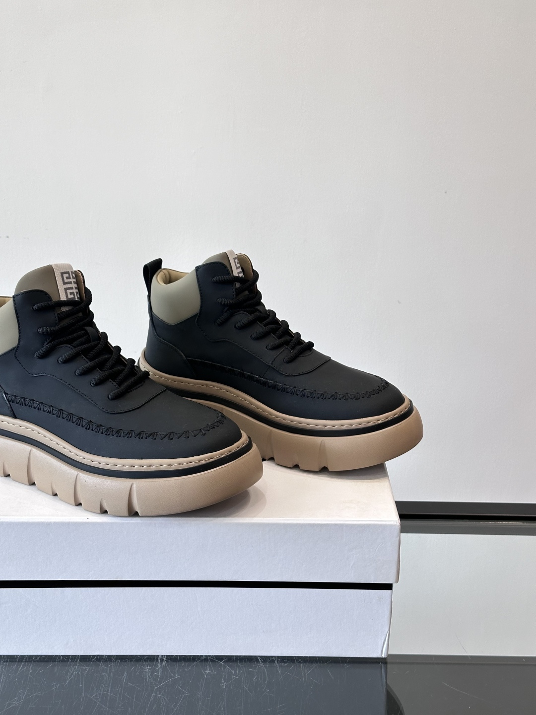 G纪梵希厚底系带鞋这双厚底系带鞋，采用优质皮革，鞋面有精致压纹，质感满分！厚实橡胶鞋底，防滑又舒适，走路