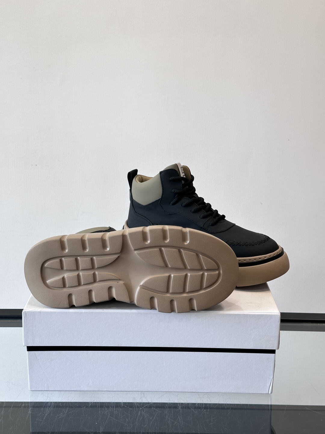 G纪梵希厚底系带鞋这双厚底系带鞋，采用优质皮革，鞋面有精致压纹，质感满分！厚实橡胶鞋底，防滑又舒适，走路