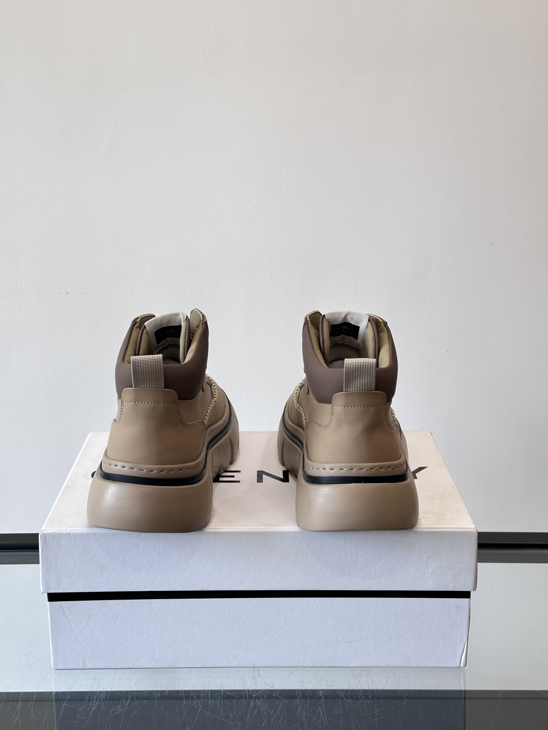 G纪梵希厚底系带鞋这双厚底系带鞋，采用优质皮革，鞋面有精致压纹，质感满分！厚实橡胶鞋底，防滑又舒适，走路