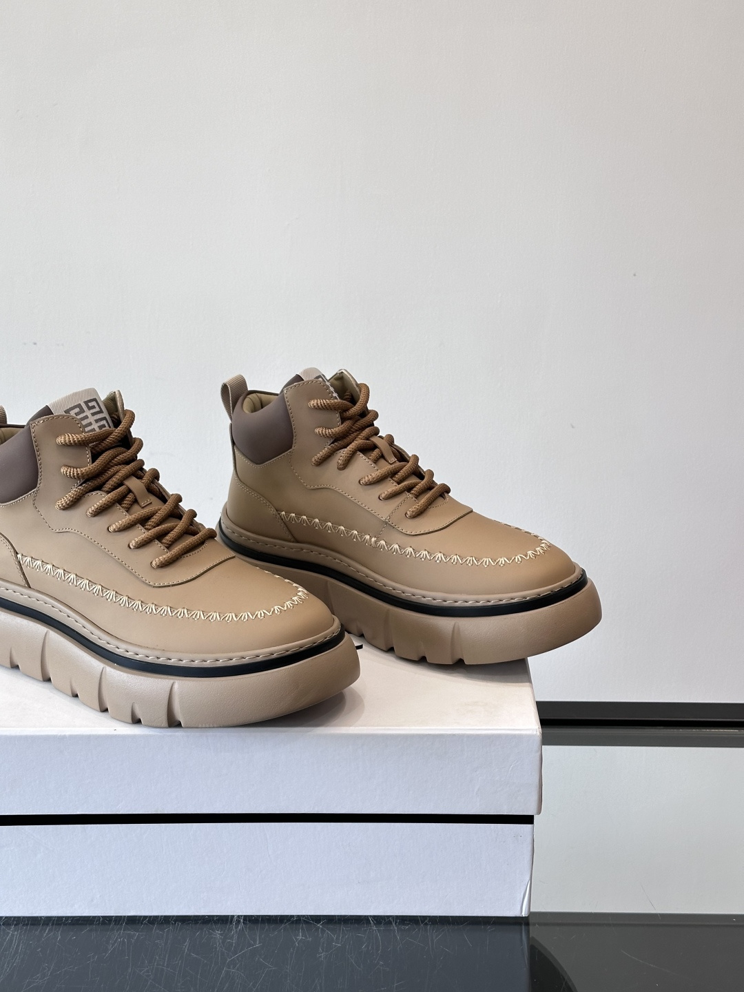 G纪梵希厚底系带鞋这双厚底系带鞋，采用优质皮革，鞋面有精致压纹，质感满分！厚实橡胶鞋底，防滑又舒适，走路