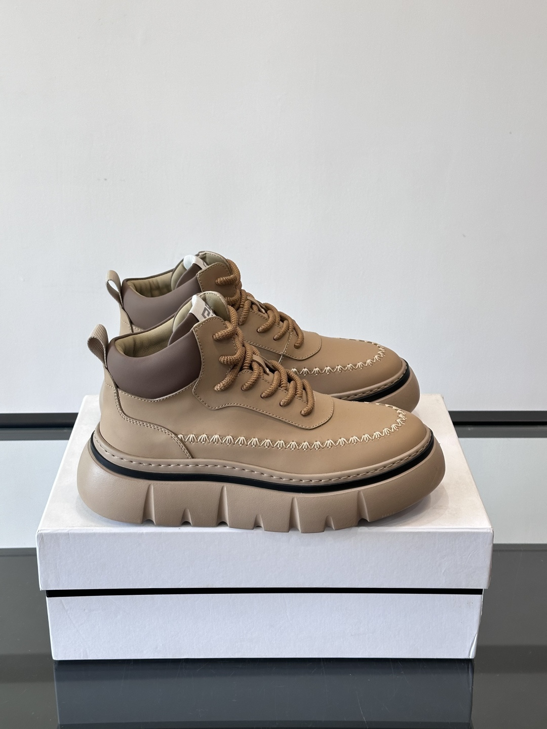 G纪梵希厚底系带鞋这双厚底系带鞋，采用优质皮革，鞋面有精致压纹，质感满分！厚实橡胶鞋底，防滑又舒适，走路