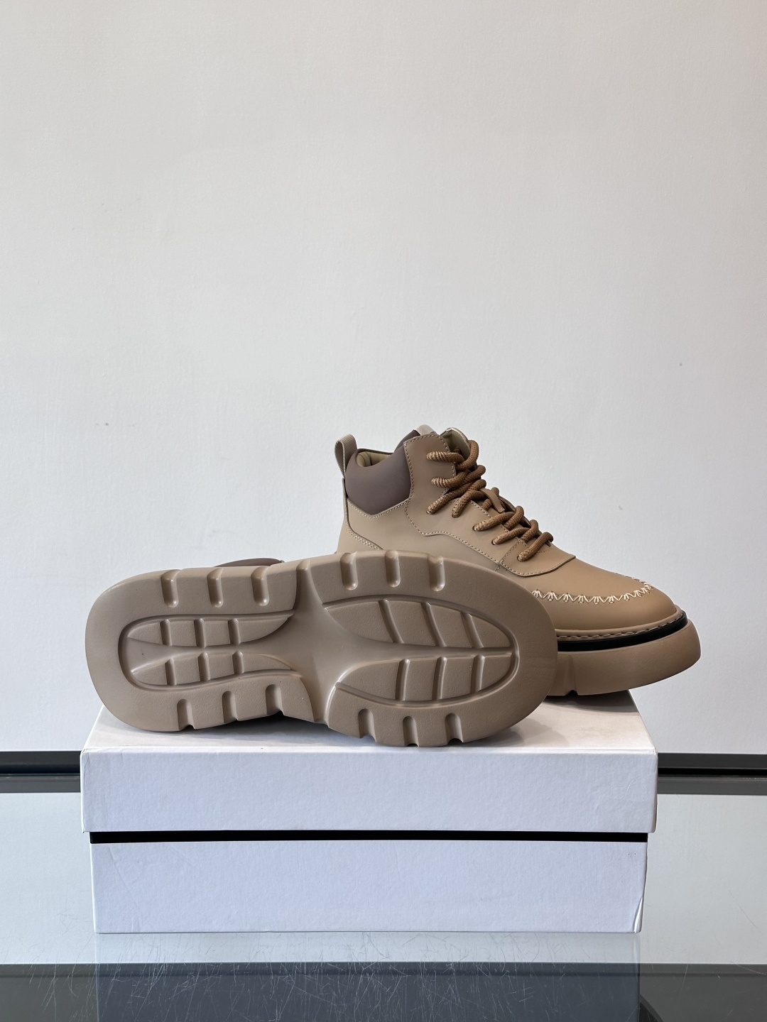 G纪梵希厚底系带鞋这双厚底系带鞋，采用优质皮革，鞋面有精致压纹，质感满分！厚实橡胶鞋底，防滑又舒适，走路