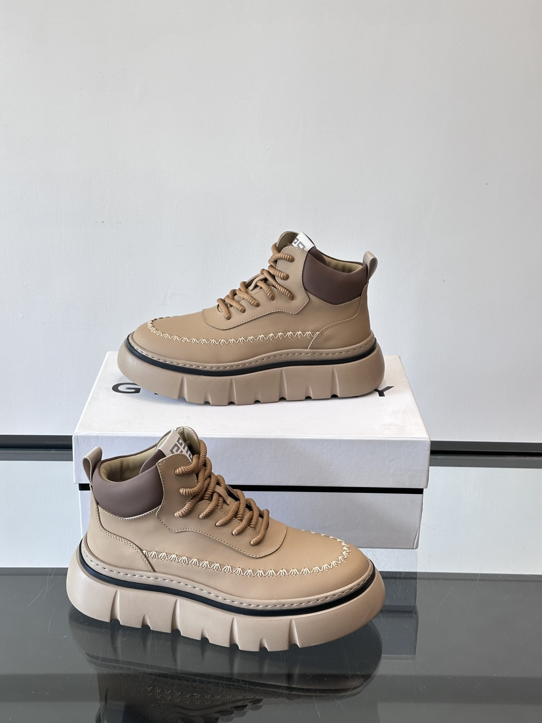 G纪梵希厚底系带鞋这双厚底系带鞋，采用优质皮革，鞋面有精致压纹，质感满分！厚实橡胶鞋底，防滑又舒适，走路