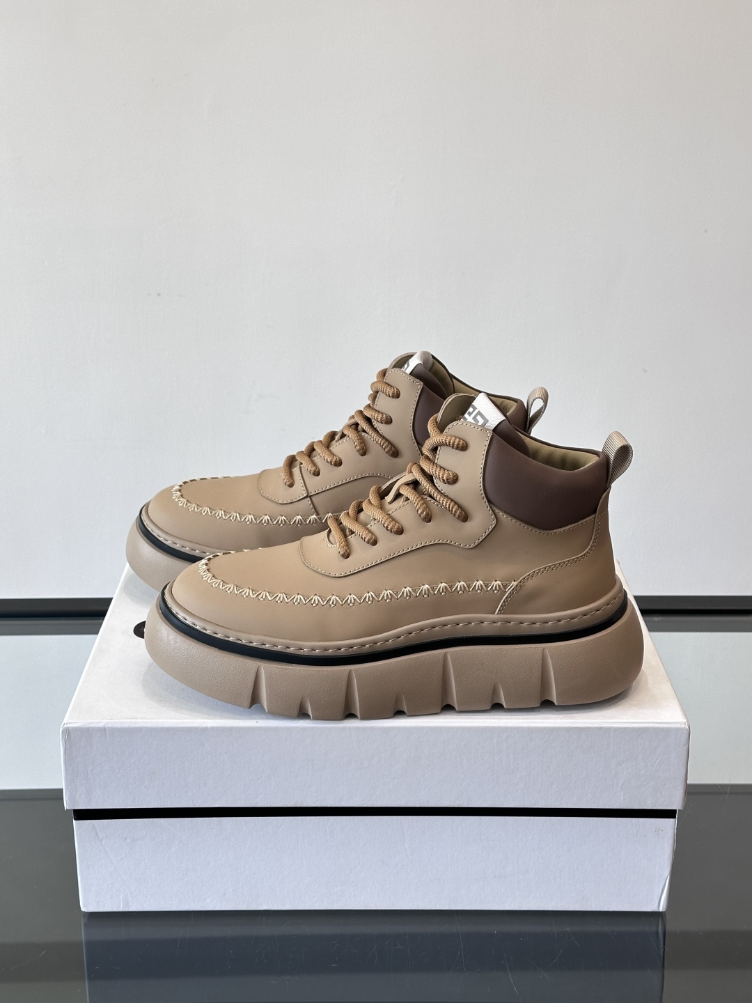 G纪梵希厚底系带鞋这双厚底系带鞋，采用优质皮革，鞋面有精致压纹，质感满分！厚实橡胶鞋底，防滑又舒适，走路