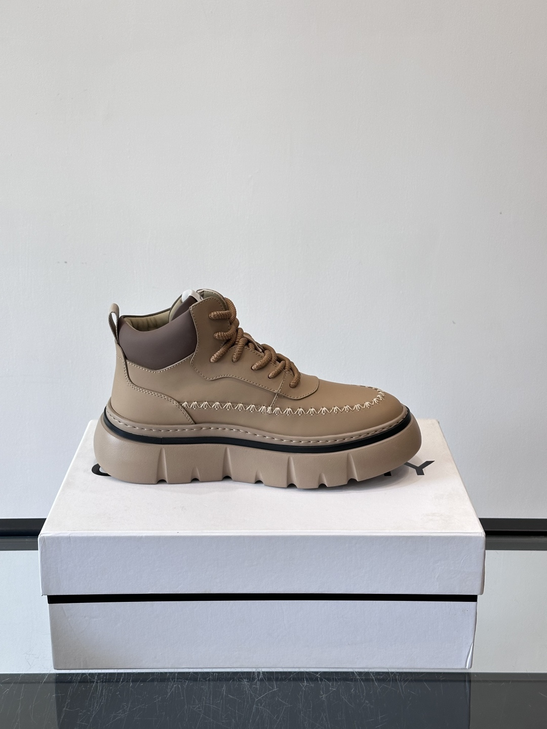 G纪梵希厚底系带鞋这双厚底系带鞋，采用优质皮革，鞋面有精致压纹，质感满分！厚实橡胶鞋底，防滑又舒适，走路