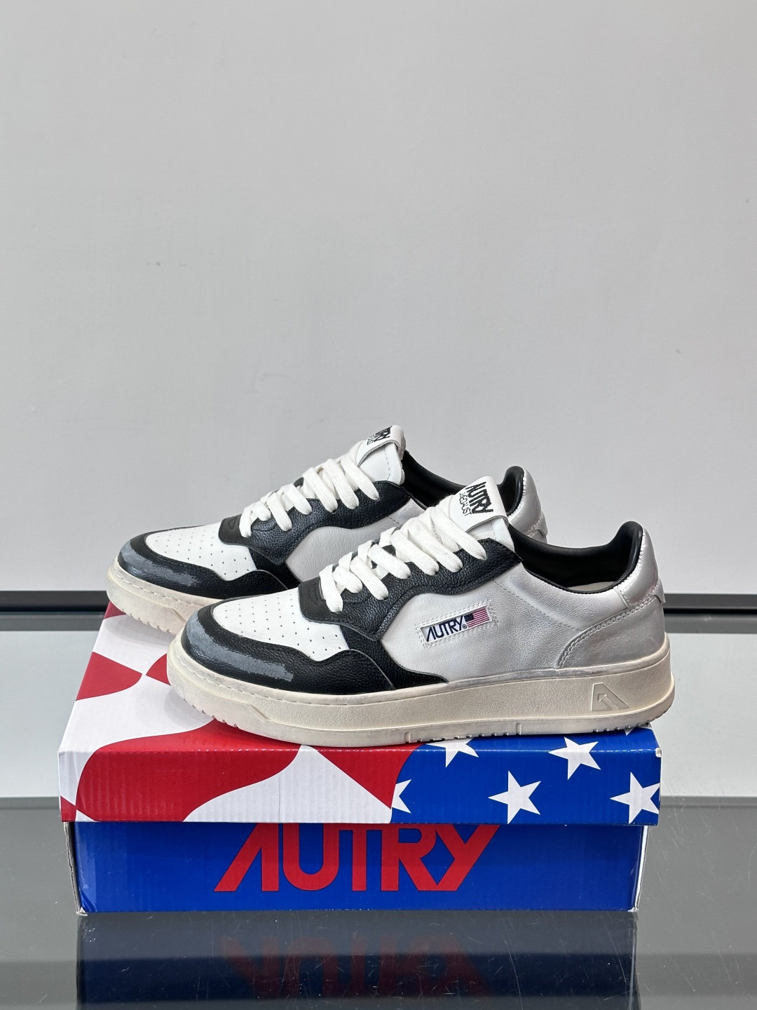 AUTRY 做旧系列小脏鞋AUTRY做旧日系列小脏鞋，黑白配色+拼色后跟，复古感满满！鞋面真皮，透气又耐