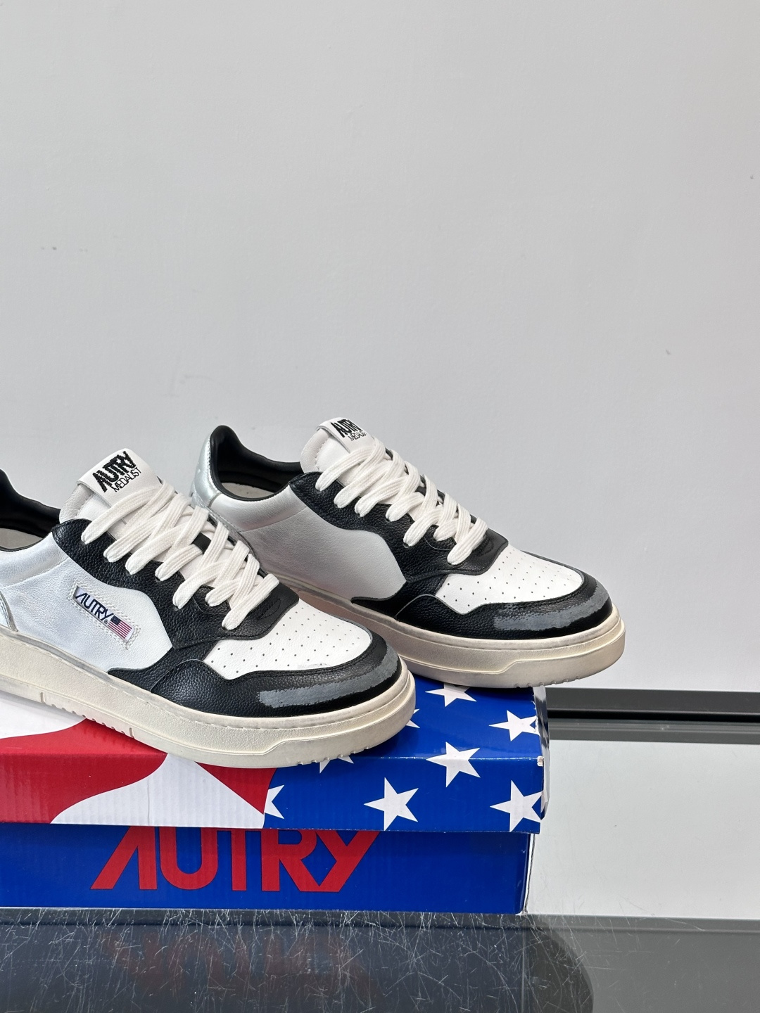 AUTRY 做旧系列小脏鞋AUTRY做旧日系列小脏鞋，黑白配色+拼色后跟，复古感满满！鞋面真皮，透气又耐