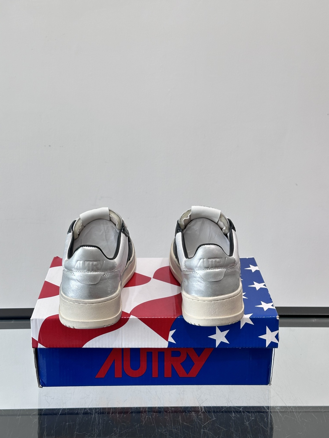 AUTRY 做旧系列小脏鞋AUTRY做旧日系列小脏鞋，黑白配色+拼色后跟，复古感满满！鞋面真皮，透气又耐