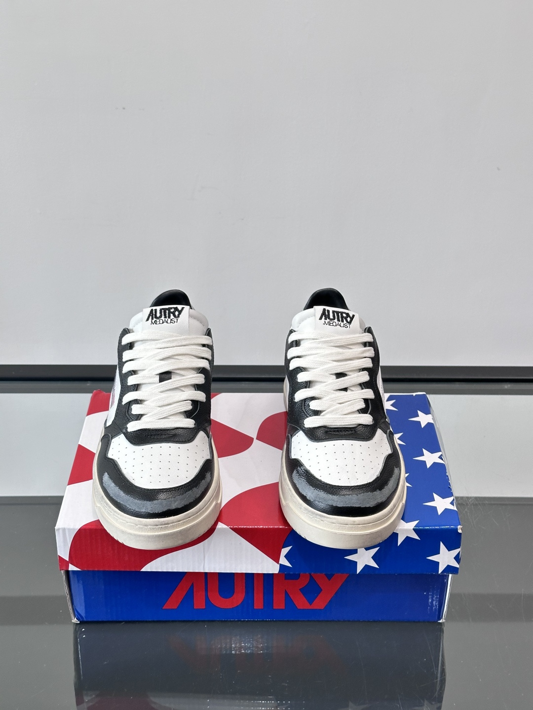 AUTRY 做旧系列小脏鞋AUTRY做旧日系列小脏鞋，黑白配色+拼色后跟，复古感满满！鞋面真皮，透气又耐