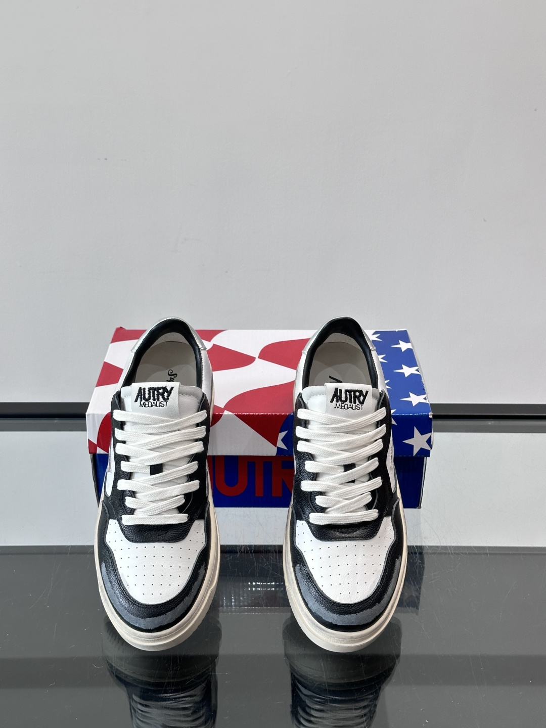 AUTRY 做旧系列小脏鞋AUTRY做旧日系列小脏鞋，黑白配色+拼色后跟，复古感满满！鞋面真皮，透气又耐