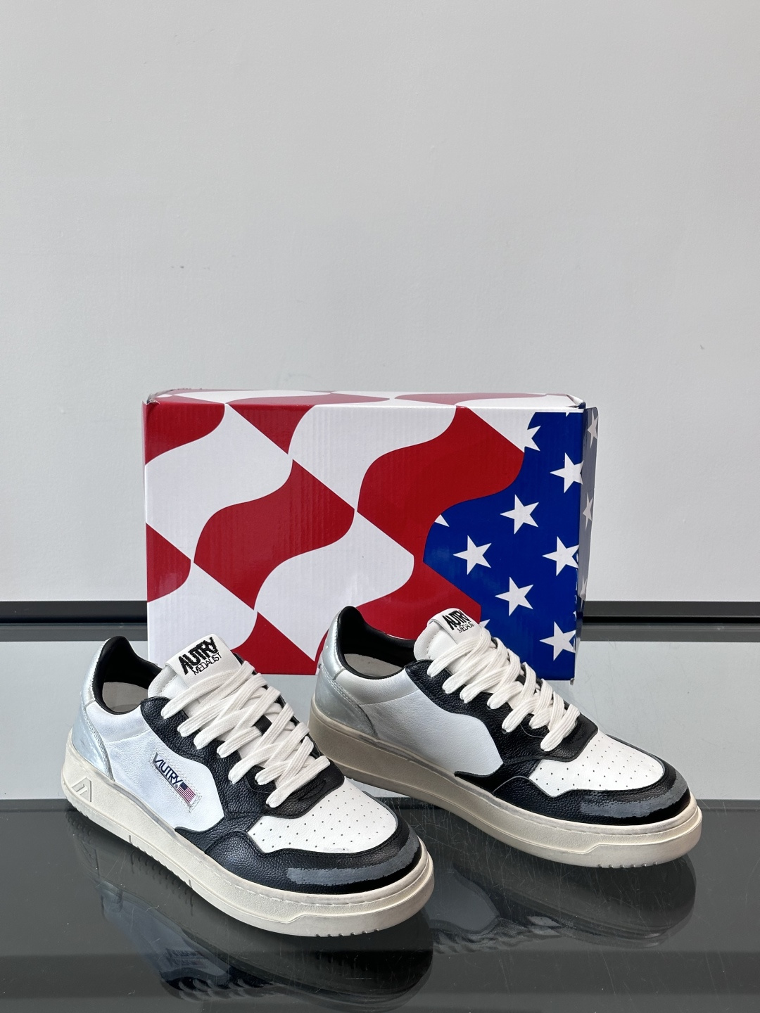 AUTRY 做旧系列小脏鞋AUTRY做旧日系列小脏鞋，黑白配色+拼色后跟，复古感满满！鞋面真皮，透气又耐