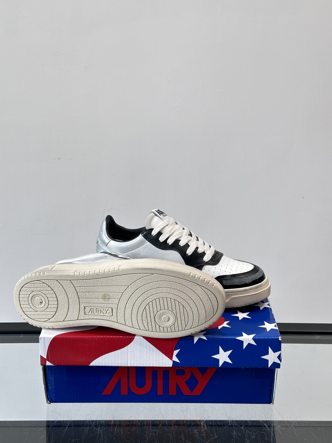AUTRY 做旧系列小脏鞋AUTRY做旧日系列小脏鞋，黑白配色+拼色后跟，复古感满满！鞋面真皮，透气又耐