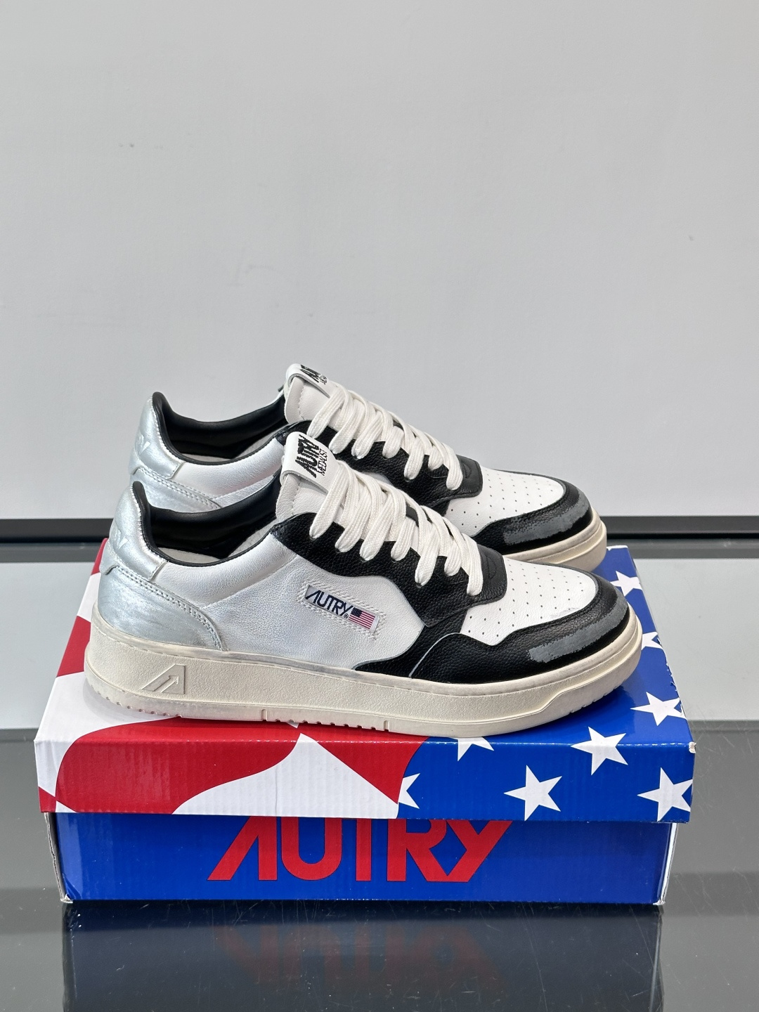 AUTRY 做旧系列小脏鞋AUTRY做旧日系列小脏鞋，黑白配色+拼色后跟，复古感满满！鞋面真皮，透气又耐