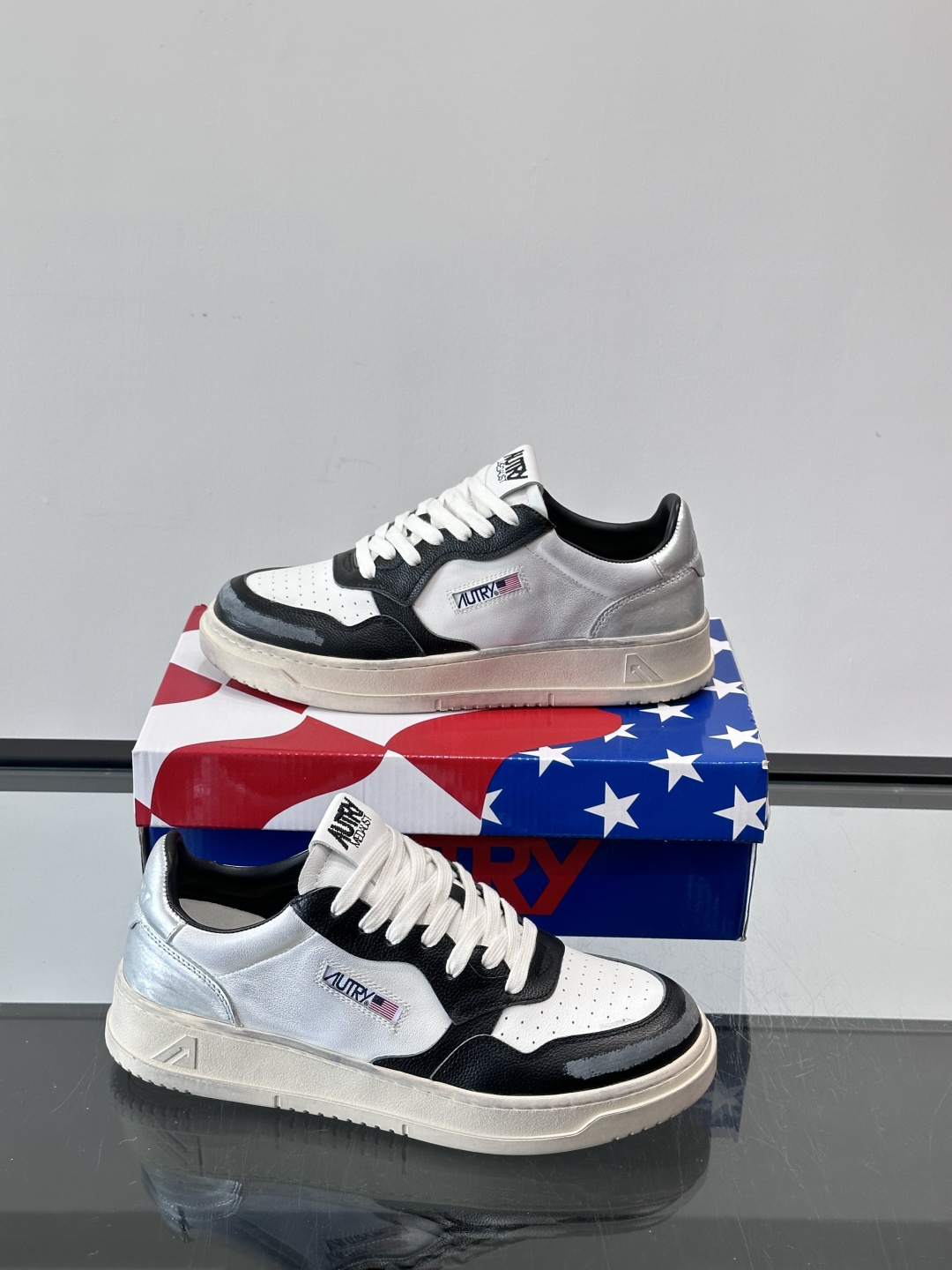 AUTRY 做旧系列小脏鞋AUTRY做旧日系列小脏鞋，黑白配色+拼色后跟，复古感满满！鞋面真皮，透气又耐