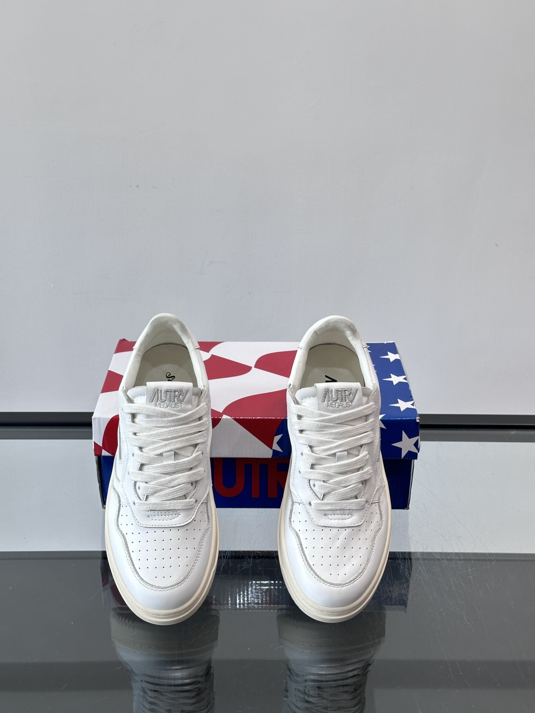 AUTRY 做旧系列小脏鞋AUTRY做旧日系列小脏鞋，黑白配色+拼色后跟，复古感满满！鞋面真皮，透气又耐